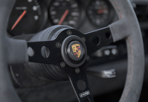 Los accesorios racing para el interior del coche, como volantes, asientos deportivos o pomos para el cambio de marchas, son otras opciones económicas para mejorar las prestaciones y la estética del coche.