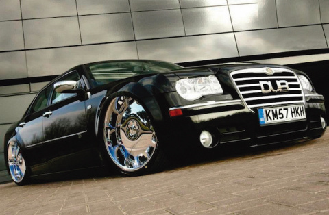 El estilo Dub consiste en instalar neum&aacute;ticos y llantas mucho m&aacute;s grandes que las que equipa el modelo original. Se trata de una tendencia bastante popular entre los aficionados.