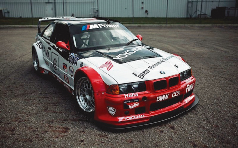 El racing naci&oacute; en Europa por la necesidad de mejorar el rendimiento de los veh&iacute;culos de competiciones. Actualmente, este estilo se basa en la adaptaci&oacute;n de las est&eacute;tica racing a veh&iacute;culos de calle.