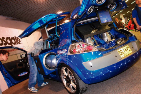 El Hi-Tech es un tipo de modificaci&oacute;n en la que la tecnolog&iacute;a es el principal protagonista. Por ello, abundan los gadgets tecnol&oacute;gicos, tanto a nivel de multimedia como de sonido.