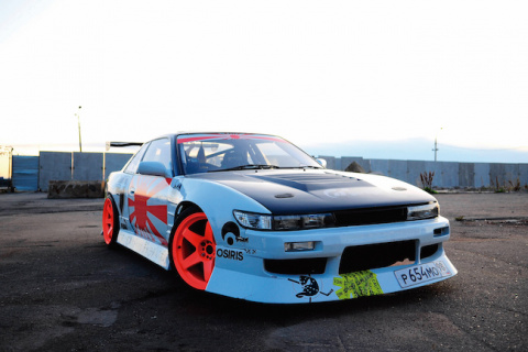 El estilo japon&eacute;s se basa en modificaciones agresivas de motor, con suspensiones reducidas al extremo y llantas grandes, siempre priorizando la funcionalidad a la est&eacute;tica. Las bases suelen ser veh&iacute;culos de marcas niponas.